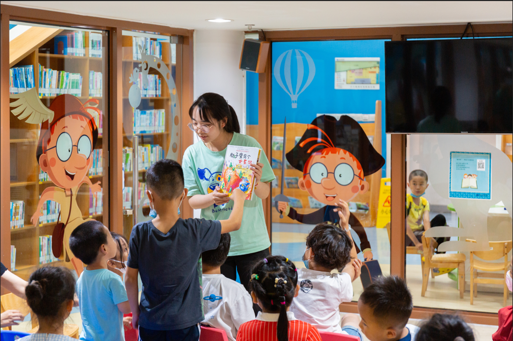 一群人在房间里 中度可信度描述已自动生成